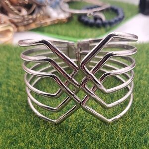 Elegant Silver Tone Gladiator Cuff Hinge Bracelet Overflow